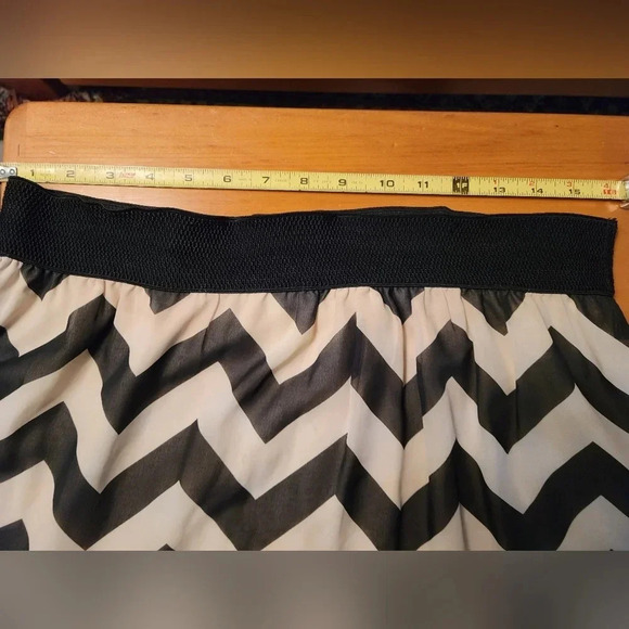 Black and  white skirt - Picture 5 of 8
